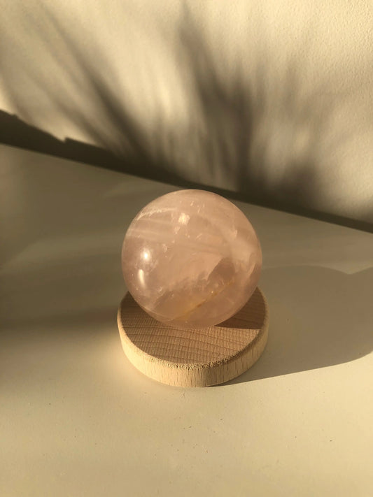 Sphère en quartz rose - maison bloom concept