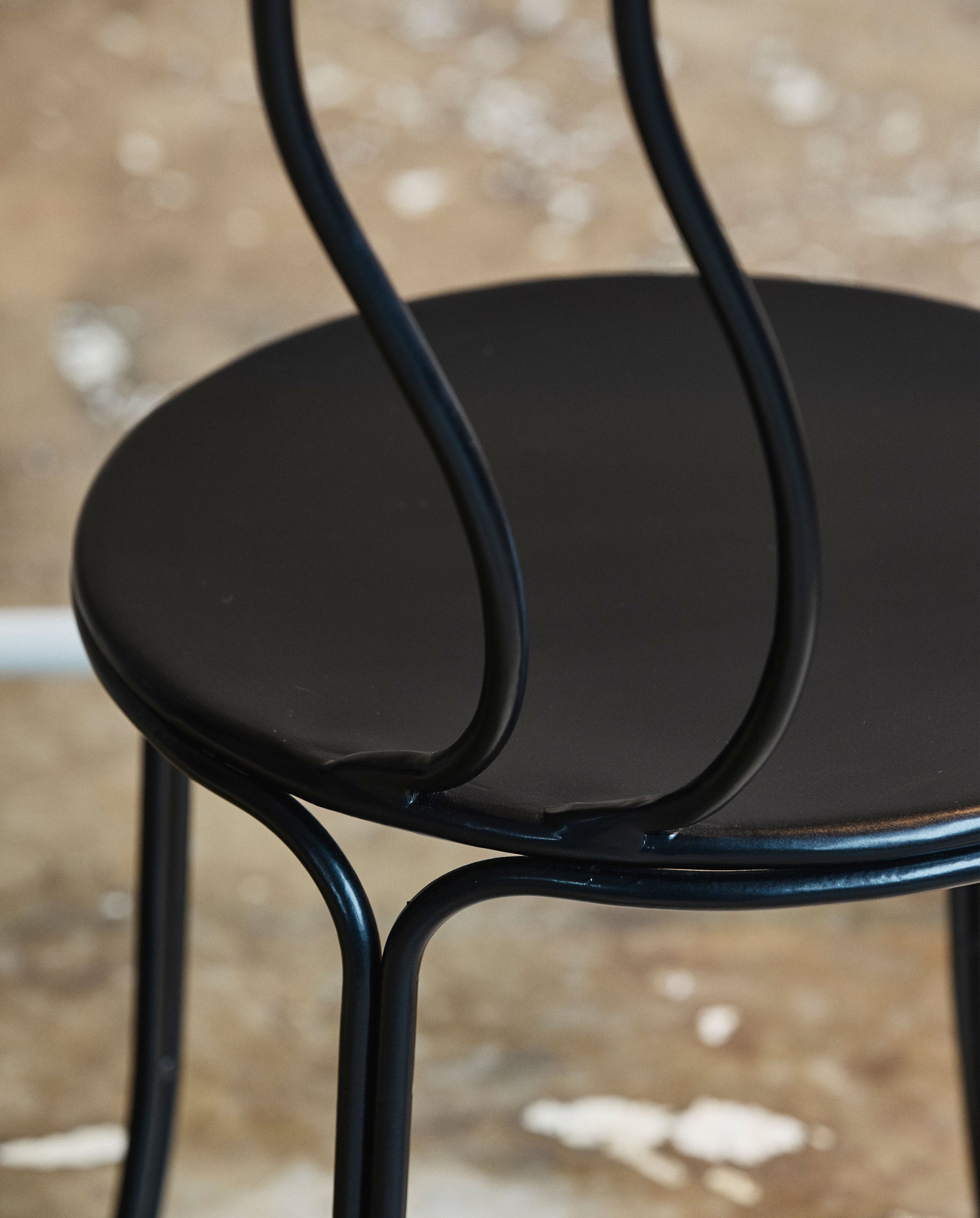 Chaise de jardin en fer noire - maison bloom concept