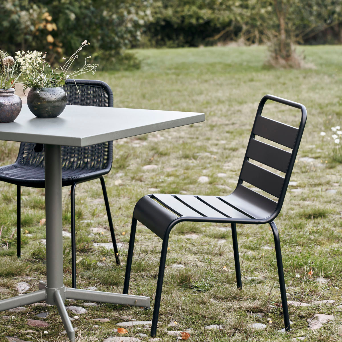 Chaise de jardin en metal noir - maison bloom concept